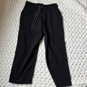 Athleta cropped pants black windbreaker. Inseam 24 inches Style 288086  Size 4